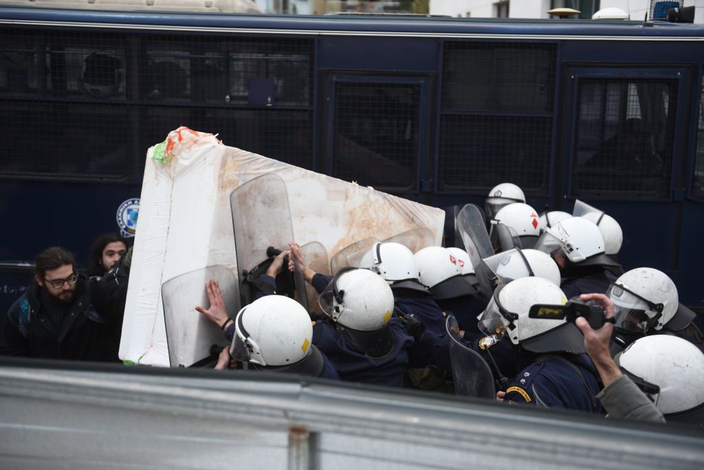 Ακυρώθηκαν οι πλειστηριασμοί – Ενταση και χημικά στο Ειρηνοδικείο