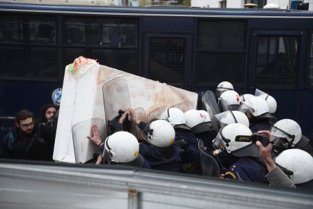 Ακυρώθηκαν οι πλειστηριασμοί – Ενταση και χημικά στο Ειρηνοδικείο