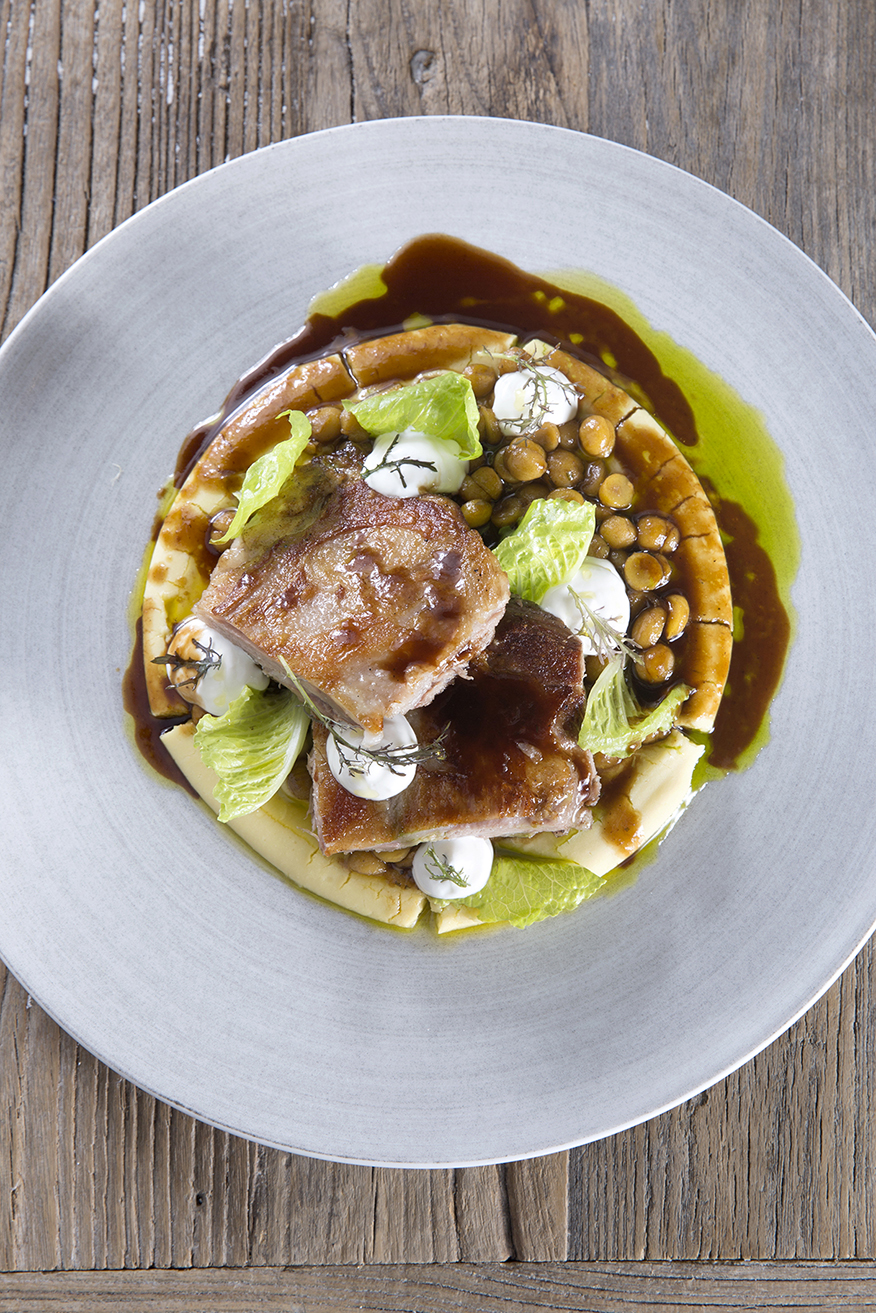 Αρνί με ρεβίθια, δυόσμο, καρδιές μαρουλιού και πρόβειο γιαούρτι