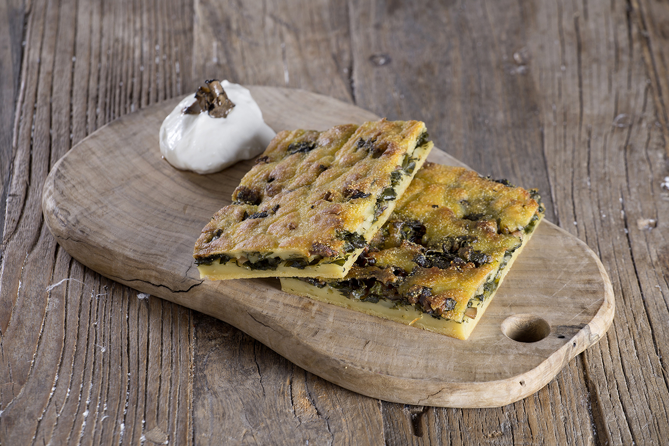 Μπλατσαριά με χόρτα εποχής, μανιτάρια, άρωμα μαύρης τρούφας και γαλοτύρι