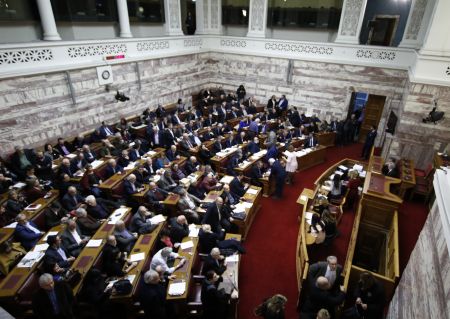 Πήρε πίσω ο Κοντονής την παράγραφο περί αυτεπάγγελτης δίωξης για την απειλή σε συμβολαιογράφους