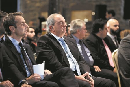 Το παρασκήνιο μιας «βελούδινης»αποχώρησης