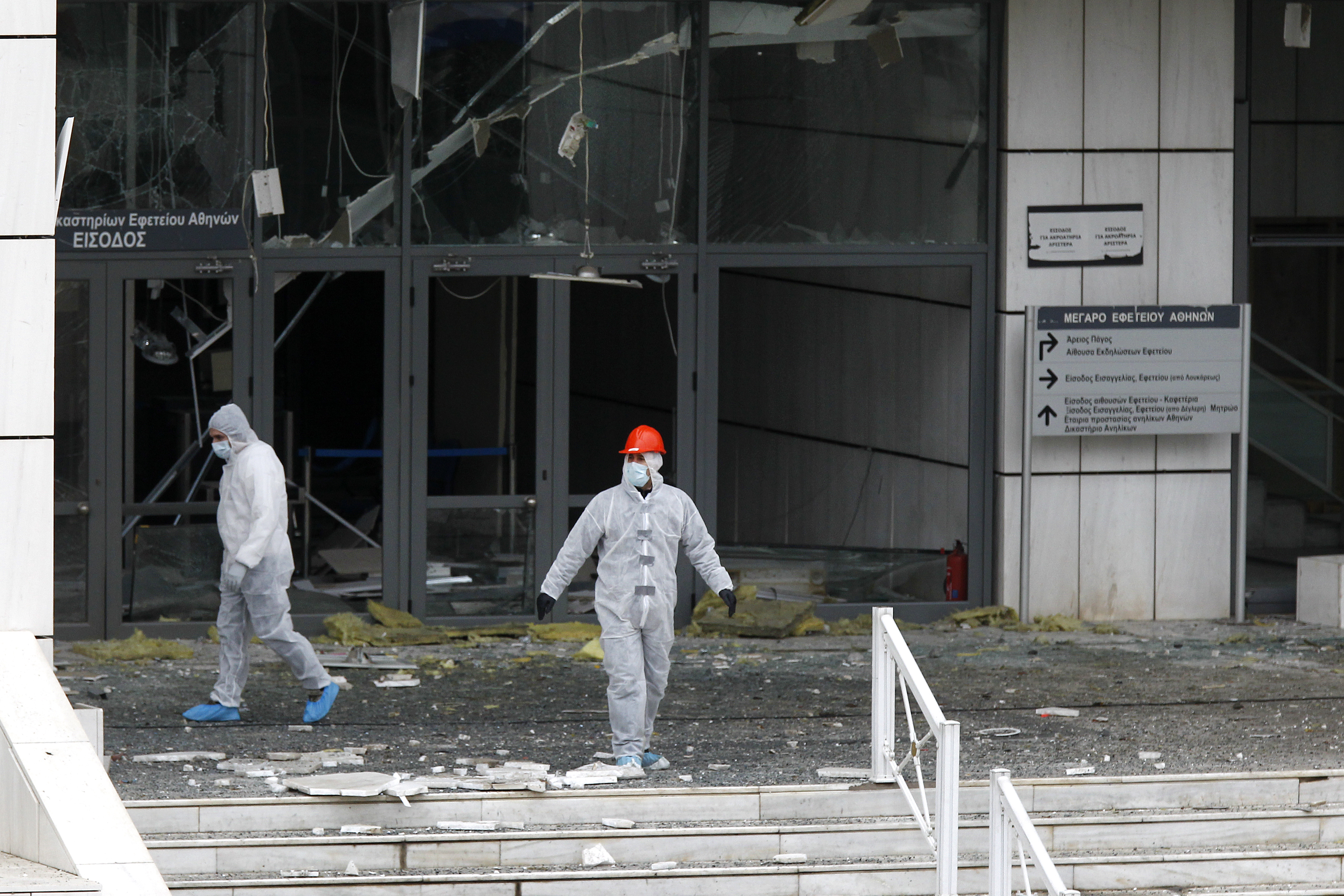 Ισχυρή έκρηξη βόμβας στο Εφετείο της οδού Λουκάρεως – Οι δράστες πυροβόλησαν με καλάσνικοφ κατά του αστυνομικού φρουρού
