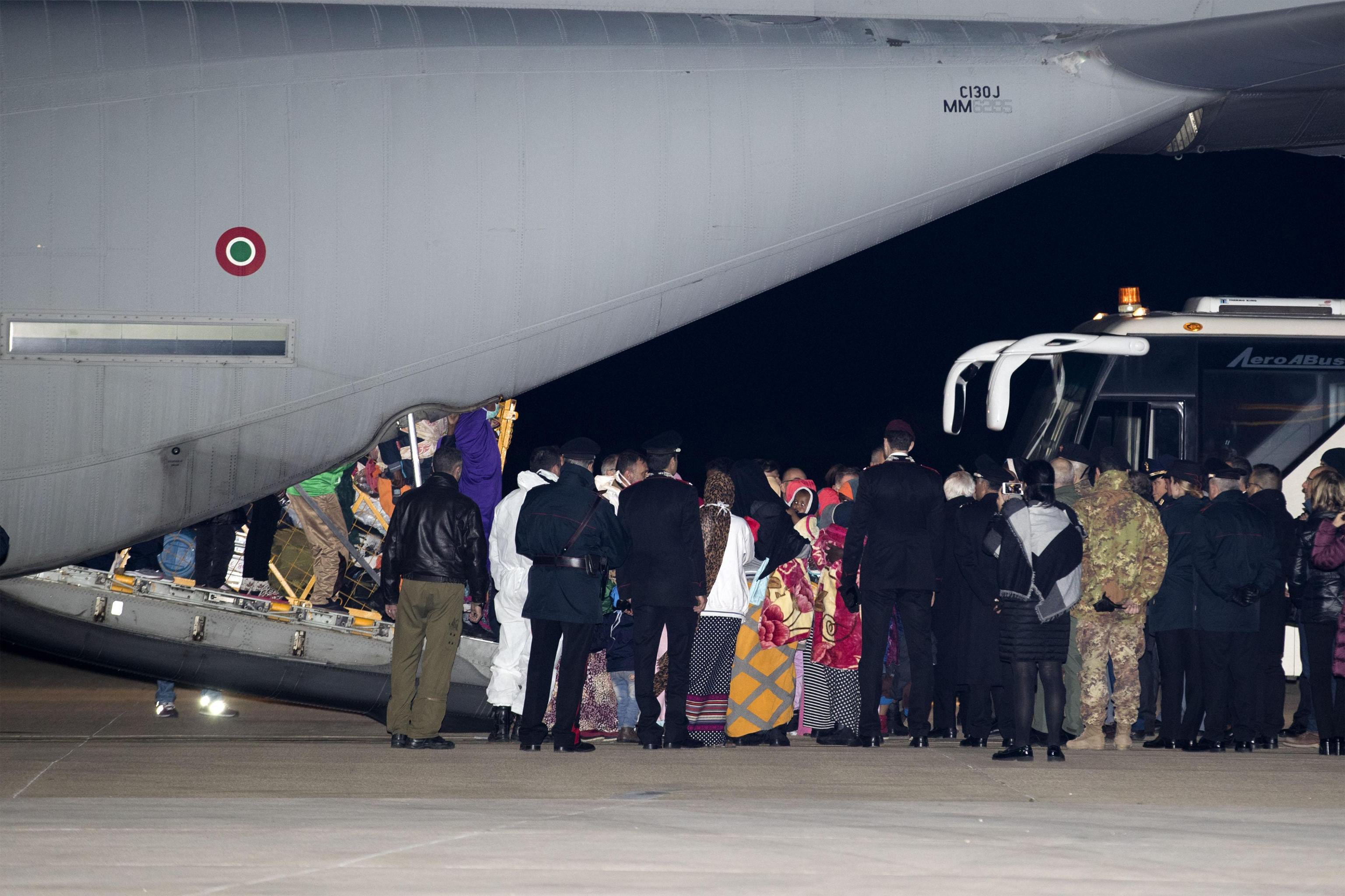 Για πρώτη φορά μεταφέρθηκαν αεροπορικώς πρόσφυγες από Λιβύη σε Ρώμη