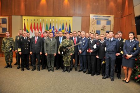 Κάλαντα στην πολιτική και στρατιωτική ηγεσία του ΥΠΕΘΑ