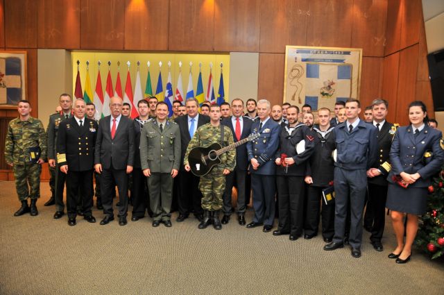 Κάλαντα στην πολιτική και στρατιωτική ηγεσία του ΥΠΕΘΑ