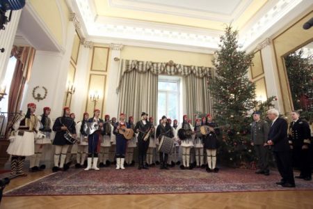 Οι Εύζωνες έψαλαν τα κάλαντα στον Πρόεδρο της Δημοκρατίας