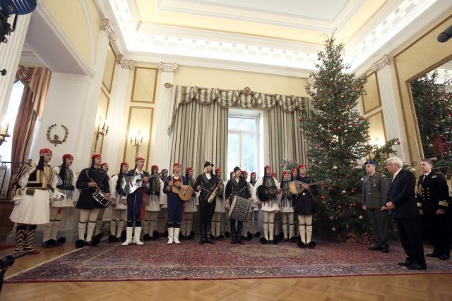Οι Εύζωνες έψαλαν τα κάλαντα στον Πρόεδρο της Δημοκρατίας
