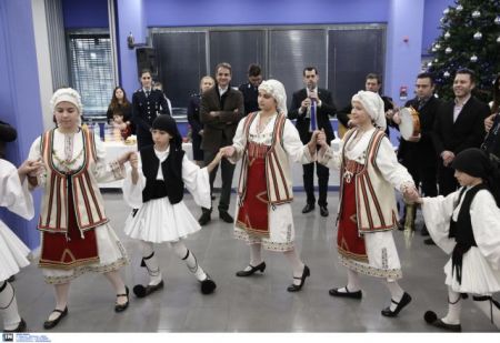 Βρακοφόροι και πρόσκοποι έψαλαν τα κάλαντα στον Μητσοτάκη