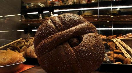 Χριστουγεννιάτικα έθιμα: Από το Χριστόψωμο έως την τσιγαρίδα