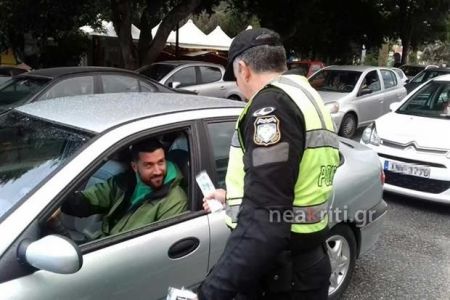 Αλκοοτέστ μιας χρήσης μοίρασε στους οδηγούς η τροχαία στα Χανιά