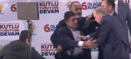 «Επίθεση αγάπης» αναστατώνει τον Ερντογάν