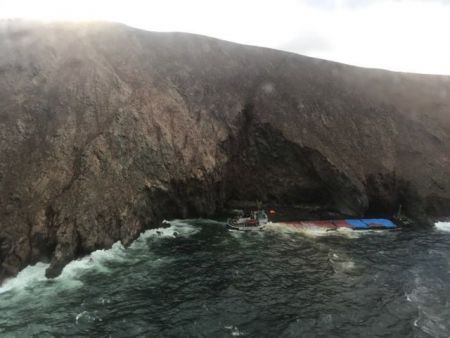 Πλωτά φράγματα γύρω από πλοίο που ναυάγησε στη Μυκόνου