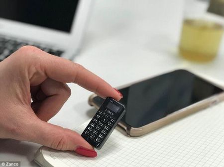 Σε μέγεθος αντίχειρα το μικρότερο κινητό τηλέφωνο του κόσμου
