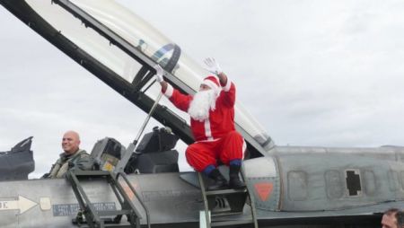 Με F-16 «προσγειώθηκε» στη Λάρισα ο Άγιος Βασίλης [Βίντεο]