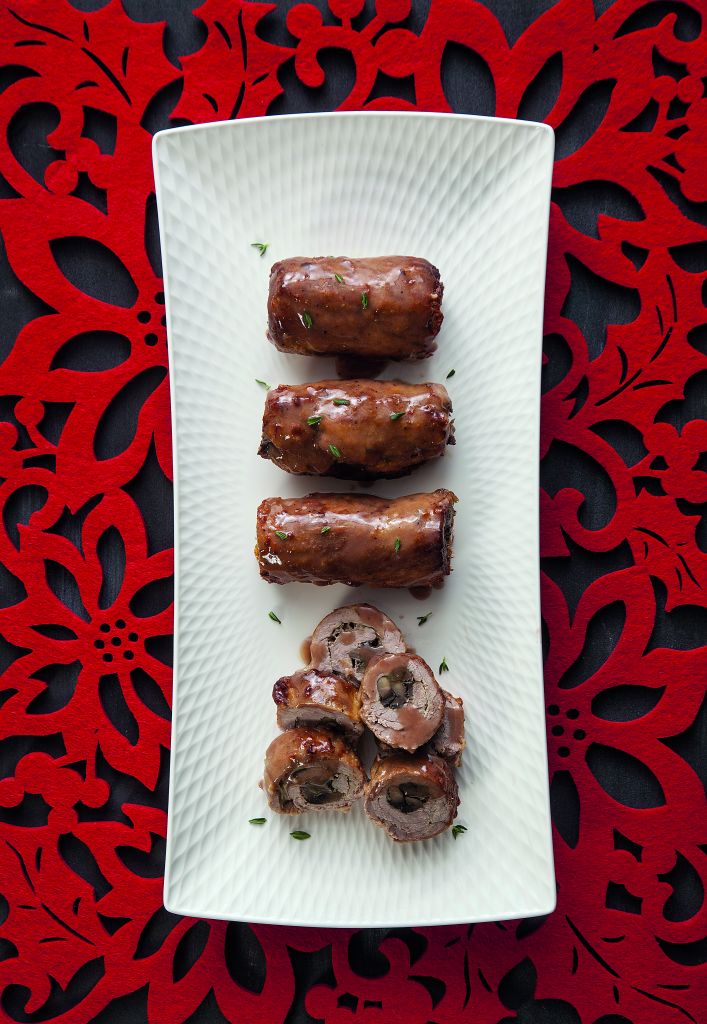 Μοσχαρίσια ρολά γεμιστά με μανιτάρια και σάλτσα μαυροδάφνης