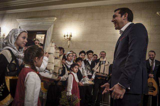 Τα πρωτοχρονιάτικα κάλαντα στον πρωθυπουργό Αλέξη Τσίπρα