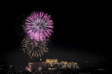 Με ευχές για μια καλύτερη χρονιά υποδέχθηκε η χώρα το 2018