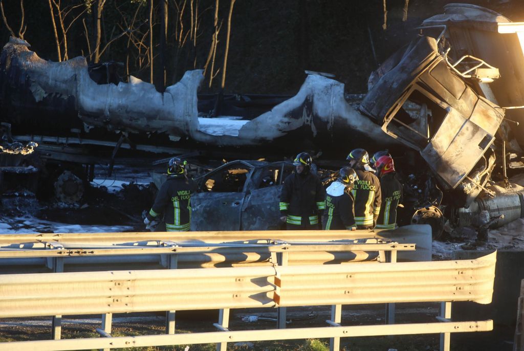 Ιταλία: Βυτιοφόρο πήρε φωτιά ύστερα από τροχαίο – Έξι νεκροί