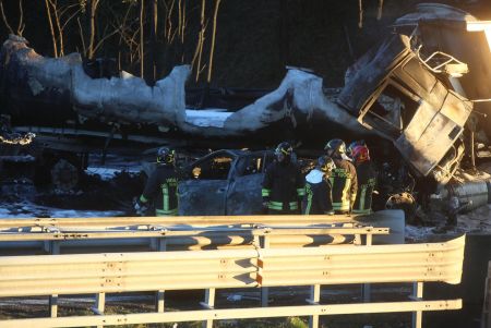 Ιταλία: Βυτιοφόρο πήρε φωτιά ύστερα από τροχαίο – Έξι νεκροί