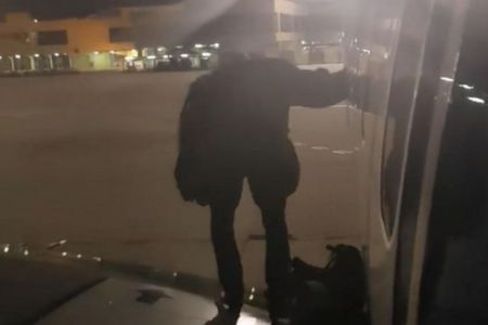 Αγανακτισμένος επιβάτης κάθισε στο… φτερό αεροσκάφους