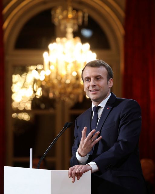 Ανάβει φωτιές η πολιτική Μακρόν για τους μετανάστες