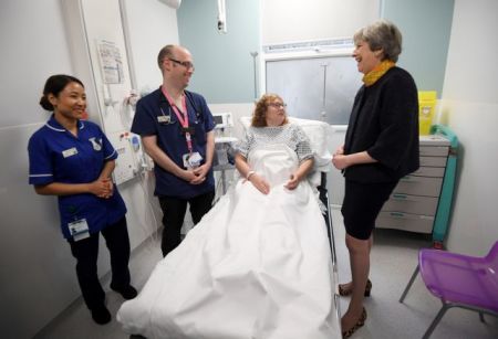 Απολογείται για τα προβλήματα στα νοσοκομεία η Μέι