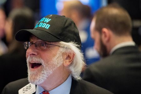 ΗΠΑ: Ο Dow Jones ξεπέρασε για πρώτη φορά τις 25.000 μονάδες