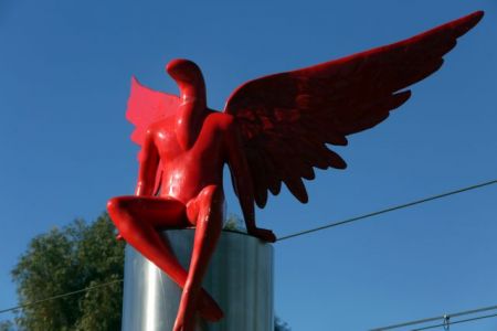 Μετακίνηση του γλυπτού «αγγέλου» ζητεί ο μητροπολίτης Νέας Σμύρνης