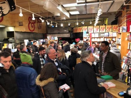 Ξεπούλησε σε 20 λεπτά το βιβλίο για τον Τραμπ