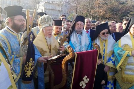 Πλήθος κόσμου στον αγιασμό των υδάτων απο τον Οικουμενικό Πατριάρχη