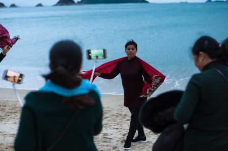 Πώς διασκεδάζουν οι Κινέζοι τραβώντας φωτογραφίες τον εαυτό τους