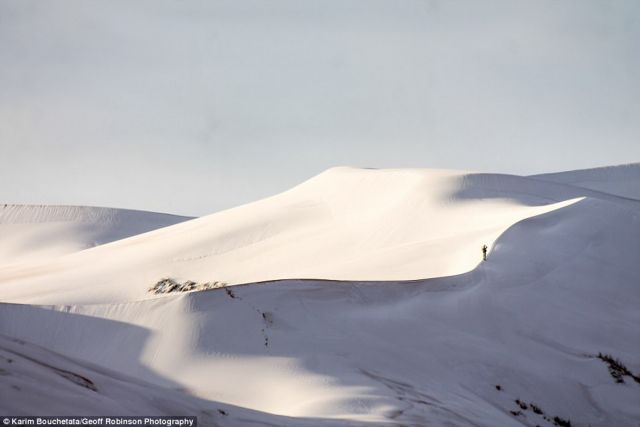 Χιόνι πάνω από τους λόφους στη Σαχάρα [Βίντεο]