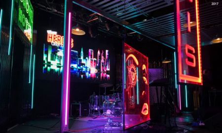 Σκηνικό «νέον-νουάρ» για τις ανάγκες του Comic Con στη Νέα Υόρκη