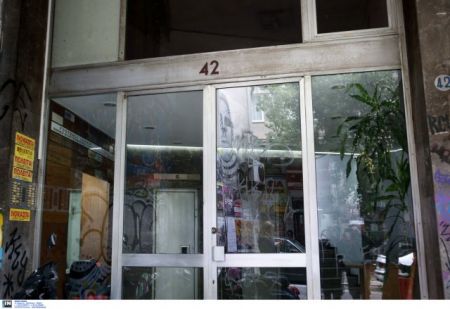 Εισβολή του «Ρουβίκωνα» σε συμβολαιογραφείο στην Αθήνα