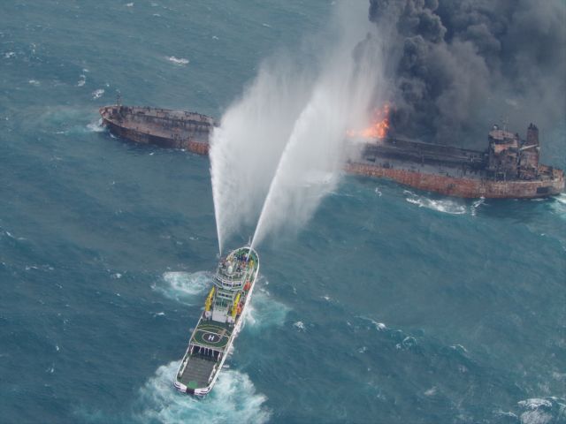 «Το φλεγόμενο ιρανικό πετρελαιοφόρο βυθίσθηκε στην Κίνα»