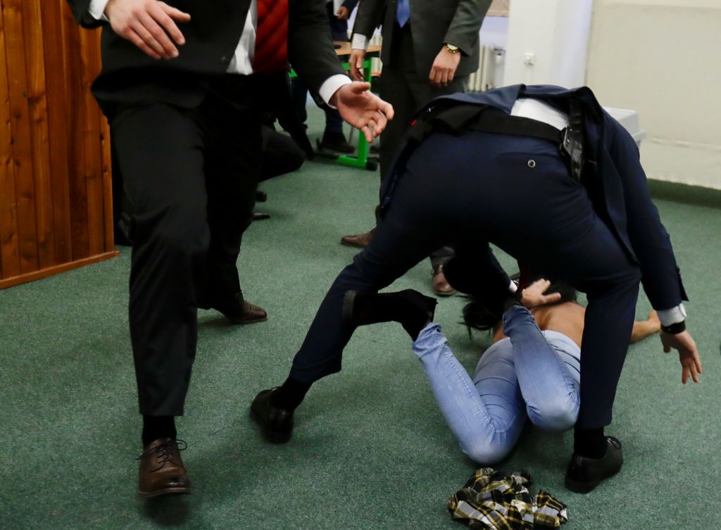 Μέλος της Femen φωνάζει στον πρόεδρο της Τσεχίας: Ζέμαν, πόρνη του Πούτιν