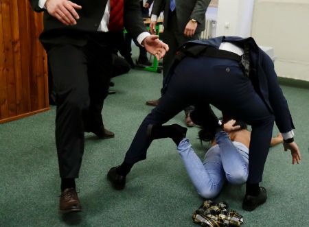 Μέλος της Femen φωνάζει στον πρόεδρο της Τσεχίας: Ζέμαν, πόρνη του Πούτιν