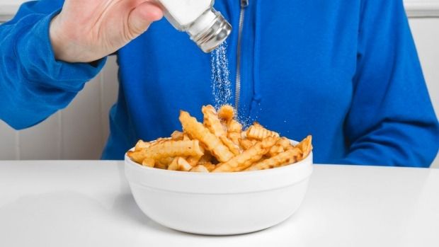 Το αλάτι κάνει κακό ακόμα και όταν δεν ανεβάζει την πίεση