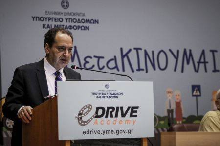 Μετ’ εμποδίων η ρύθμιση Σπίρτζη για τα πρόστιμα του ΚΟΚ σε συνάρτηση με το εισόδημα