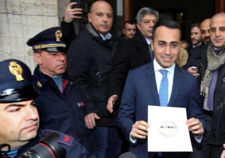 Ιταλία: Το κίνημα Πέντε Αστέρων ξέχασε… την έξοδο από το ευρώ