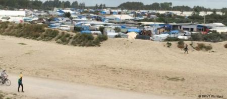 DW: Διχάζει ο νέος μεταναστευτικός νόμος Μακρόν