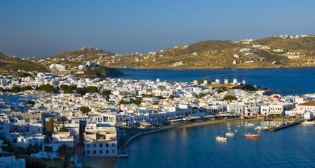 Σε ιδιώτες και το λιμάνι της Μυκόνου