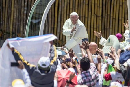 Πάπας Φραγκίσκος: Κατήγγειλε τη βία κατά των γυναικών