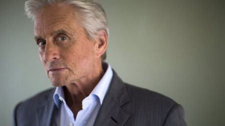 Πρώην συνεργάτιδα του Μάικλ Ντάγκλας τον κατηγορεί για σεξουαλική παρενόχληση