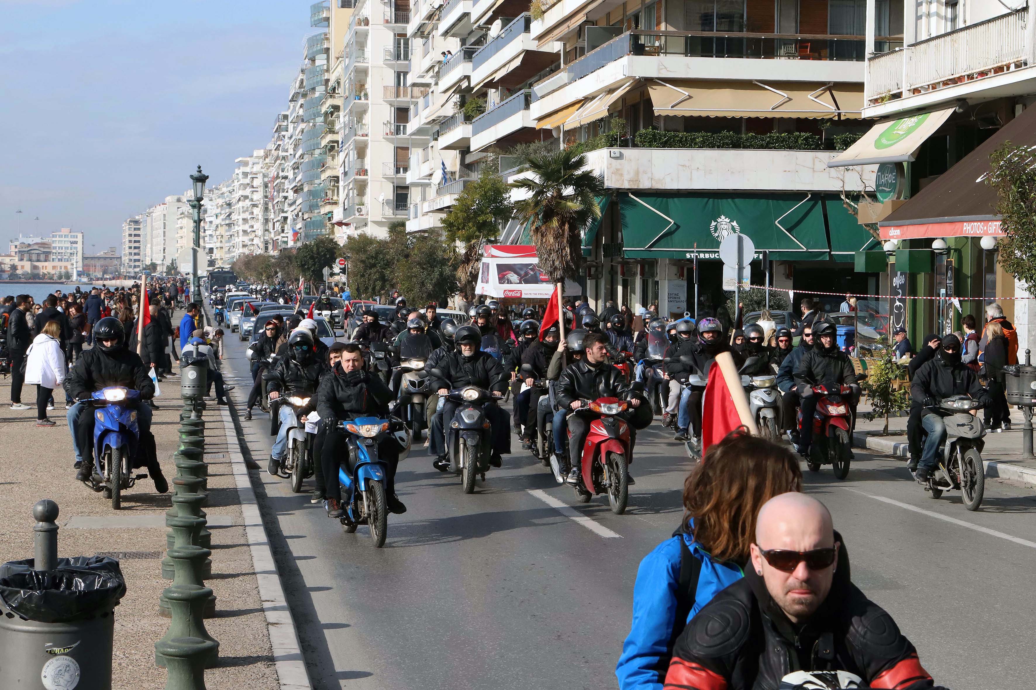 Μηχανοκίνητη πορεία από αντιεξουσιαστές στη Θεσσαλονίκη κατά του συλλαλητηρίου για τη Μακεδονία