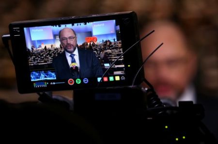 Συμβιβασμούς ζητά τώρα ο Σουλτς από τα μέλη του κόμματος