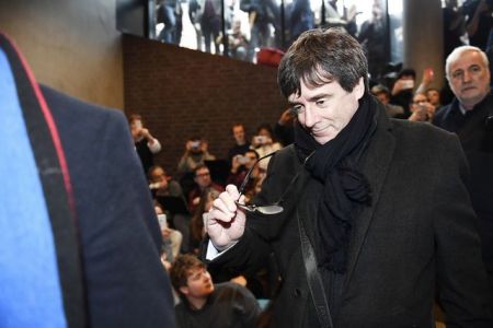 Ούτε με ανεμόπτερο δεν αφήνουν τον Πουτζντεμόν να επιστρέψει στην Ισπανία