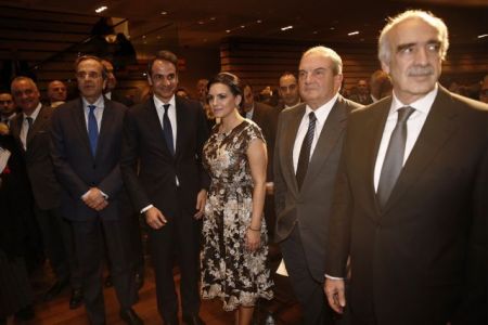 Και στο βάθος… Καραμανλής