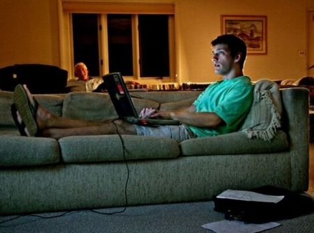 Eurostat: Πανευρωπαϊκή πρωτιά της Ελλάδας στους νέους που μένουν με τους γονείς τους